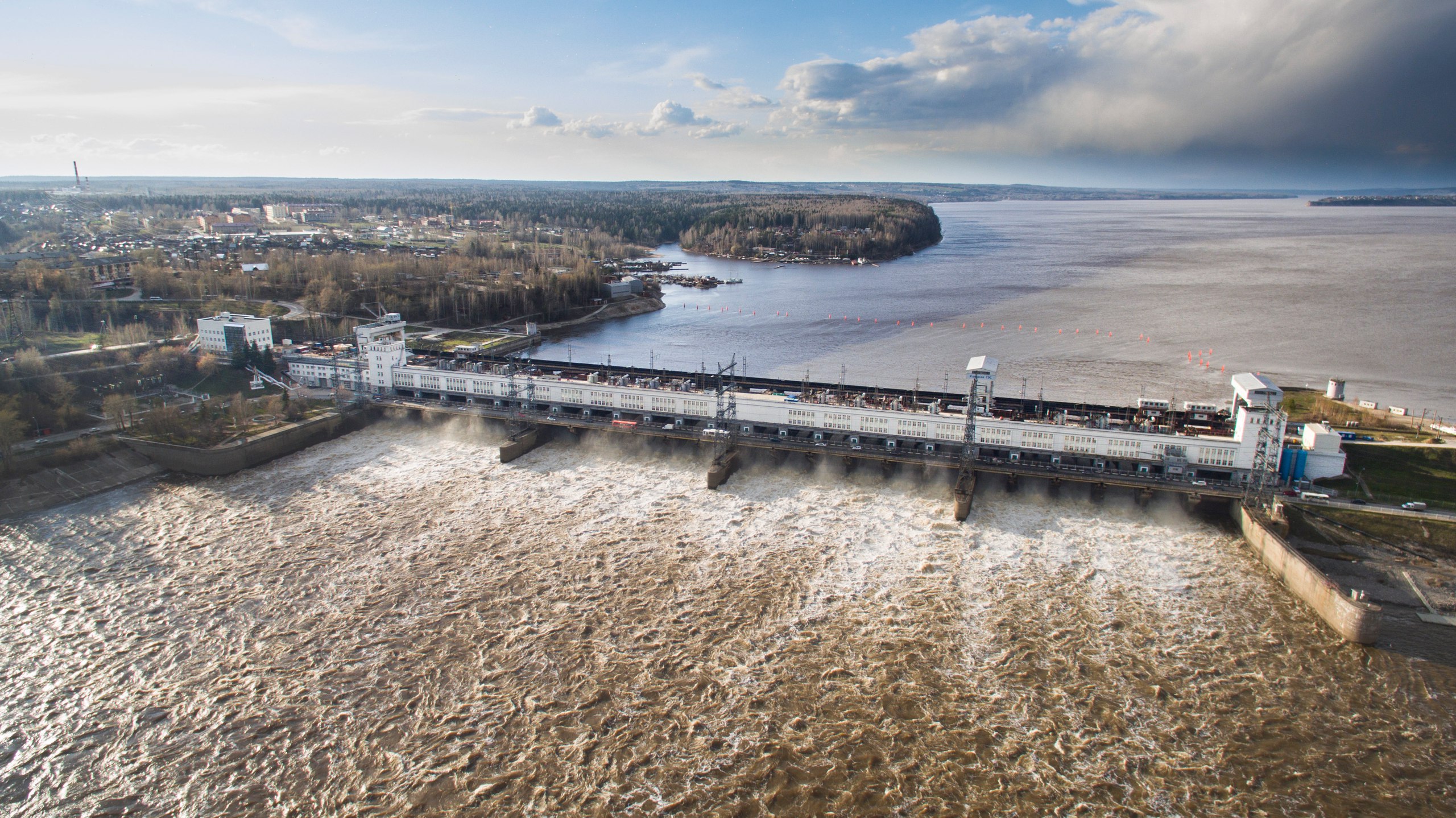 Водохранилище на каме. Камская ГЭС Камское водохранилище. Река Кама Камская ГЭС. Гидроэлектростанция КАМГЭС В Пермском крае. Плотина КАМГЭС Пермь.