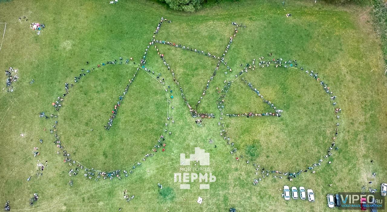 Огромная фигура велосипеда из людей на велосипедах. Май 2016