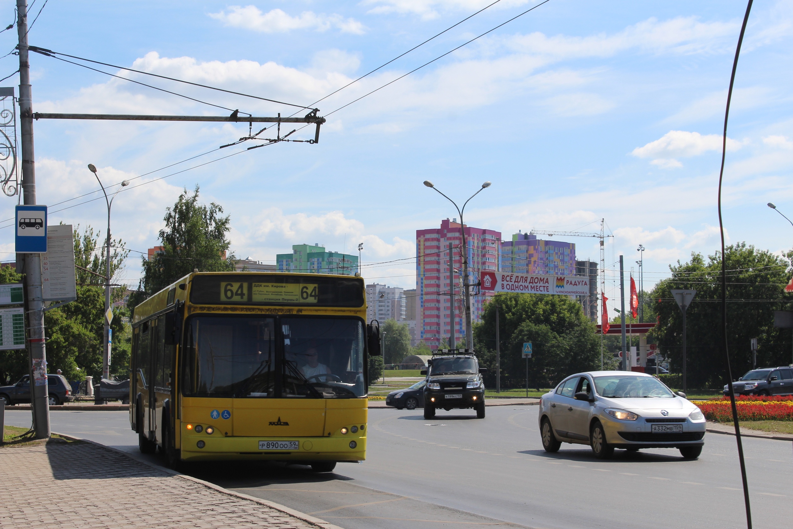 Автобус выезжающий с остановки