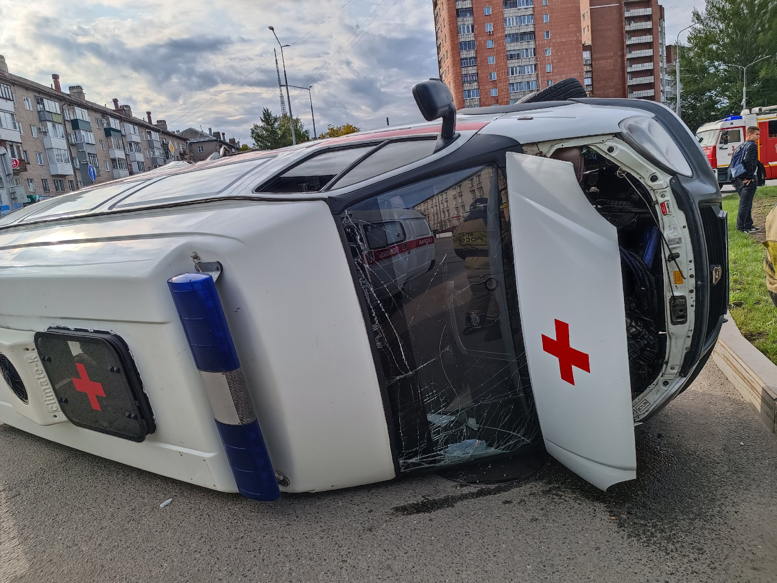 Авария на площади Дружбы в Перми: машина скорой помощи перевернулась |  04.09.2023 | Пермь - БезФормата