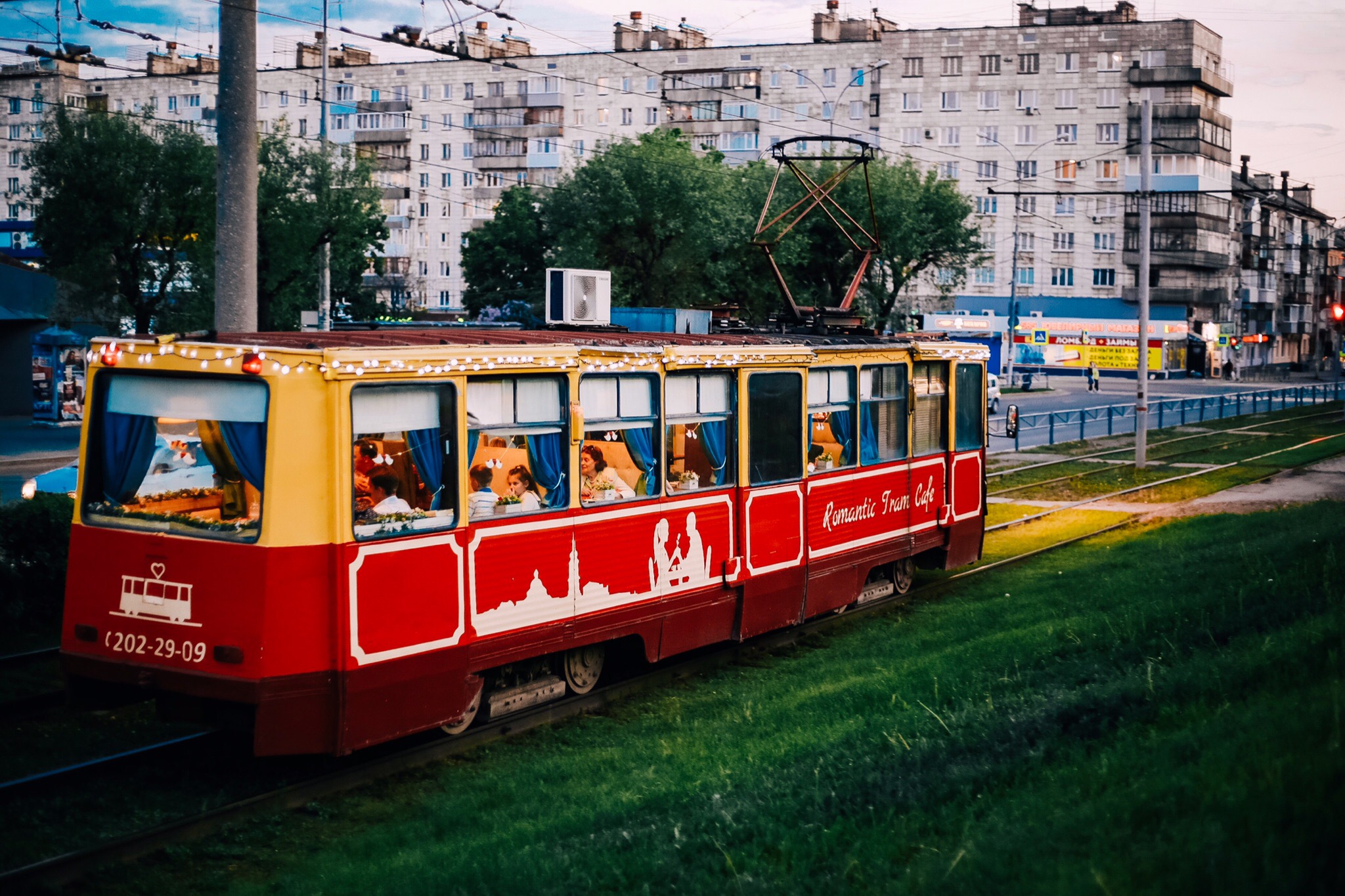 Трамваи город пермь. Трамвай кафе Пермь. Романтик трамвай Пермь. Romantic tram Cafe Пермь. Пермь вагон кафе трамвай.