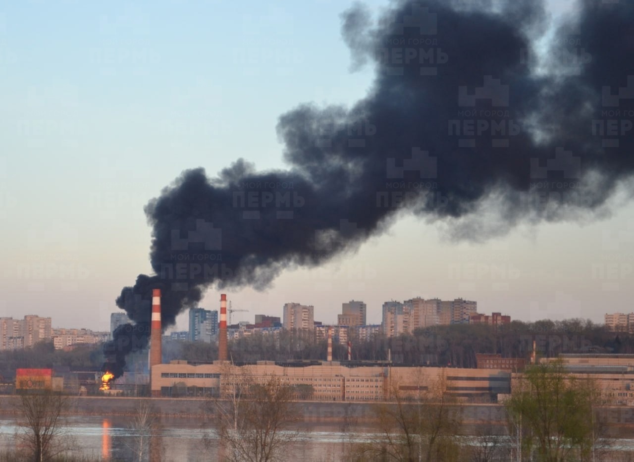 В Перми пожар на территории Мотовилихинских заводов | 29.04.2023 | Пермь -  БезФормата