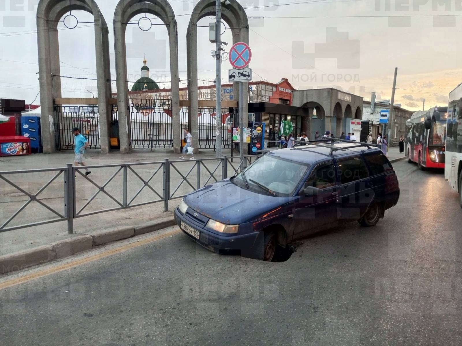 В Перми у центрального рынка машина провалилась в яму | 08.07.2024 | Пермь  - БезФормата