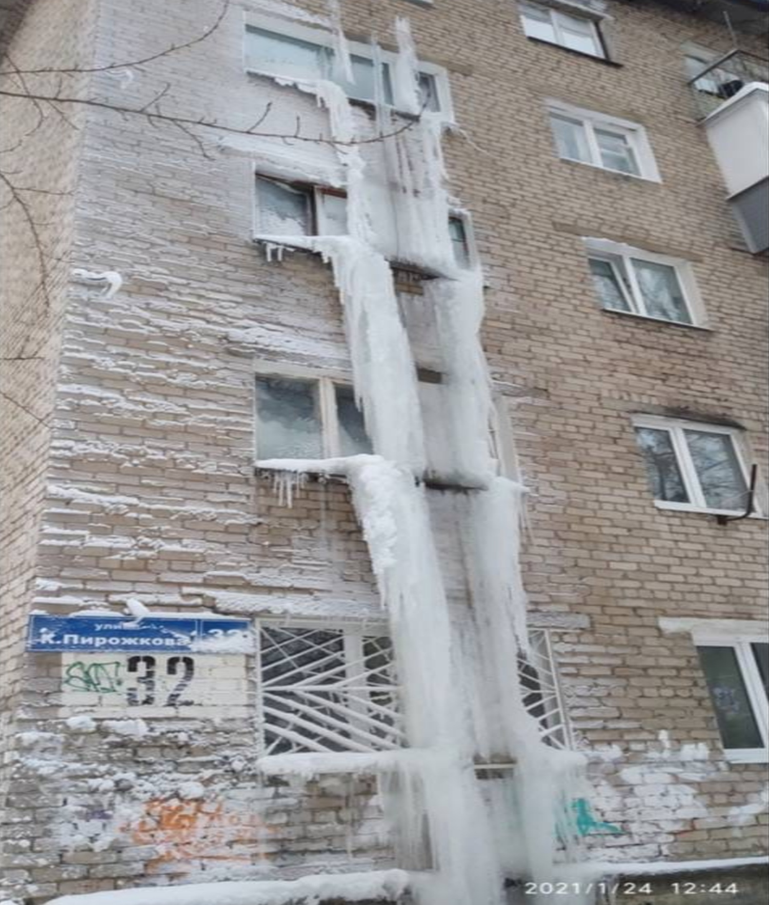 Фотофакт: В Перми в микрорайоне Водники дом покрылся льдом | НОВОСТИ ПЕРМИ  | МОЙ ГОРОД - ПЕРМЬ! — Новости Перми