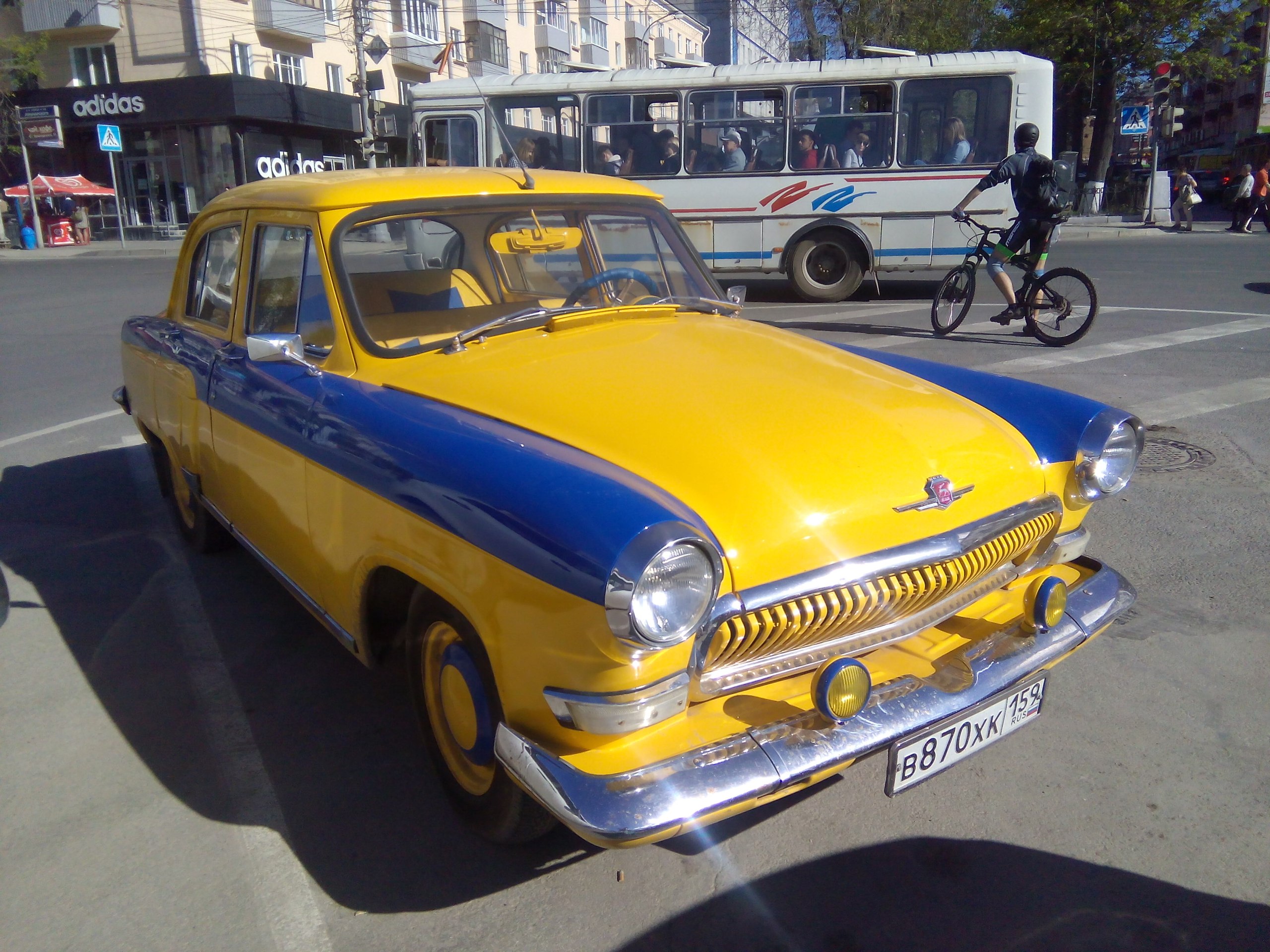 Автомобили в перми. Автомобиль в городе Пермь. Ретро автомобили города Перми. Раритетные машины Перми. Волга машина в Пермь.