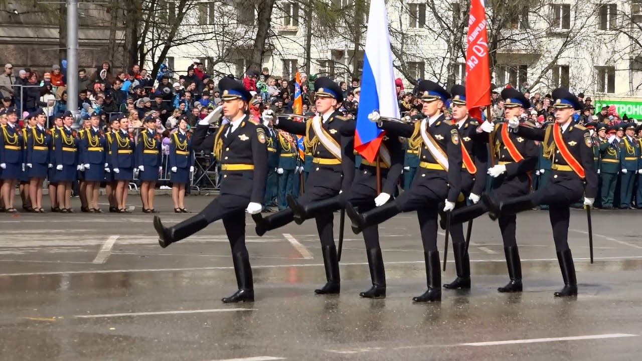 Репетиция парада пермь. Парад Победы Пермь. Парад 9 мая Пермь. 9 Мая Пермь Октябрьская площадь. Г.Кирс день Победы парад.