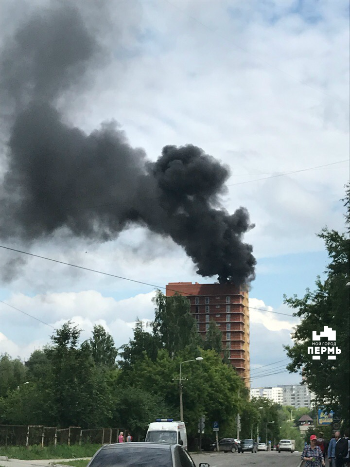 Горящие пермь. Пожар в Перми сейчас в Мотовилихе. Пожар в Перми вчера в Мотовилихе. Пожар Мотовилиха Пермь. Пожар в Перми сейчас.