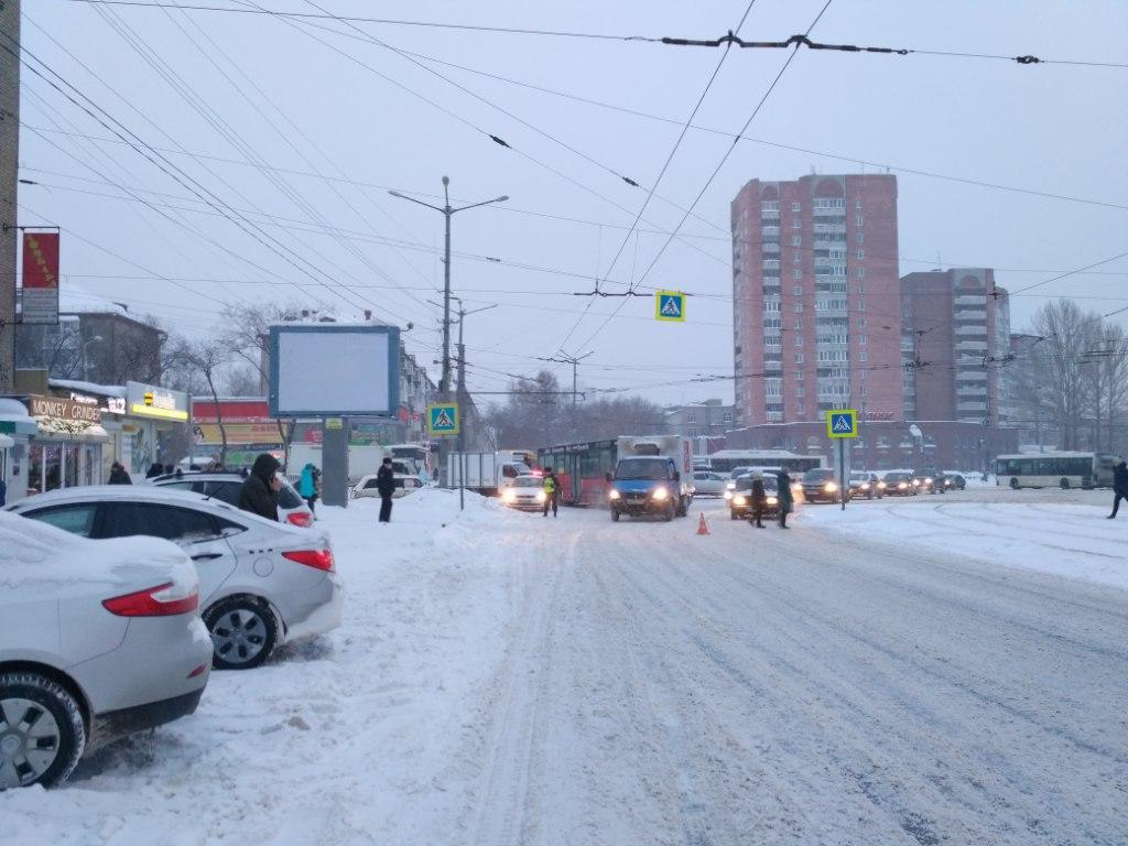 В Перми на пешеходном переходе машина сбила двух девушек | НОВОСТИ ПЕРМИ |  МОЙ ГОРОД - ПЕРМЬ! — Новости Перми