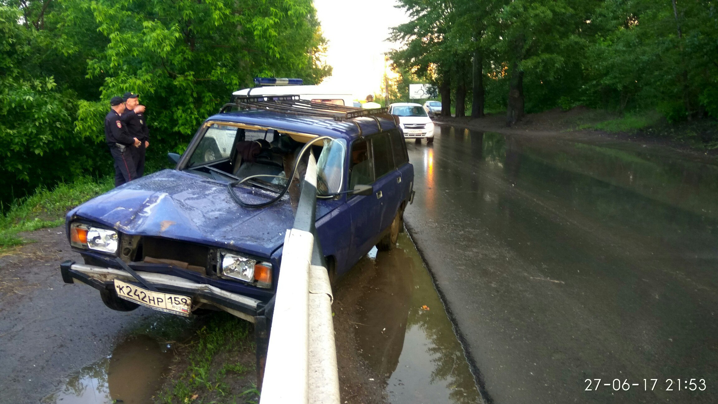 В Перми произошло необычное ДТП: сквозь машину прошло дорожное ограждение