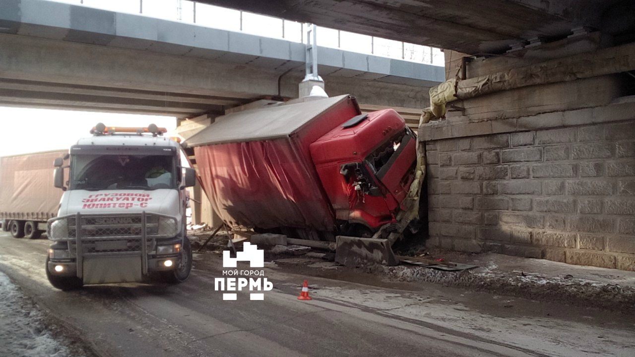 В Перми фура врезалась в стену на Липовой горе | НОВОСТИ ПЕРМИ | МОЙ ГОРОД  - ПЕРМЬ! — Новости Перми