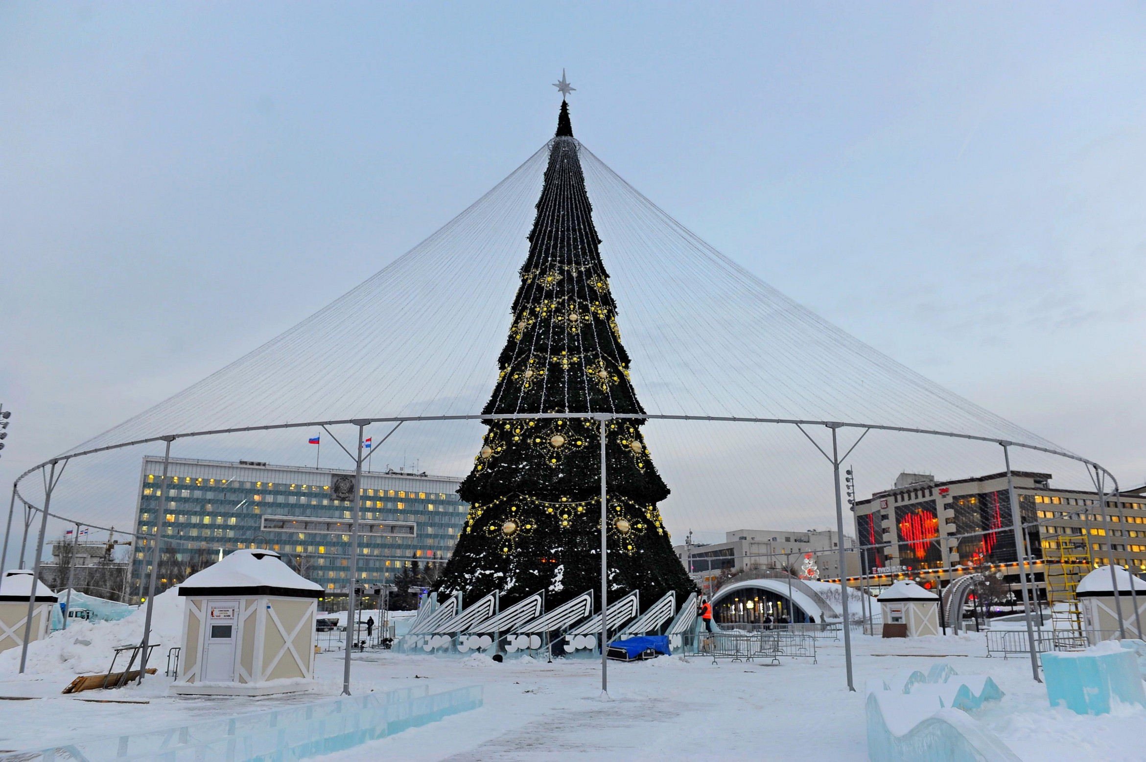 елки в перми у губернии. эспланада пермь 2022. пермские елки. центральная елка пермь. пермские елки.