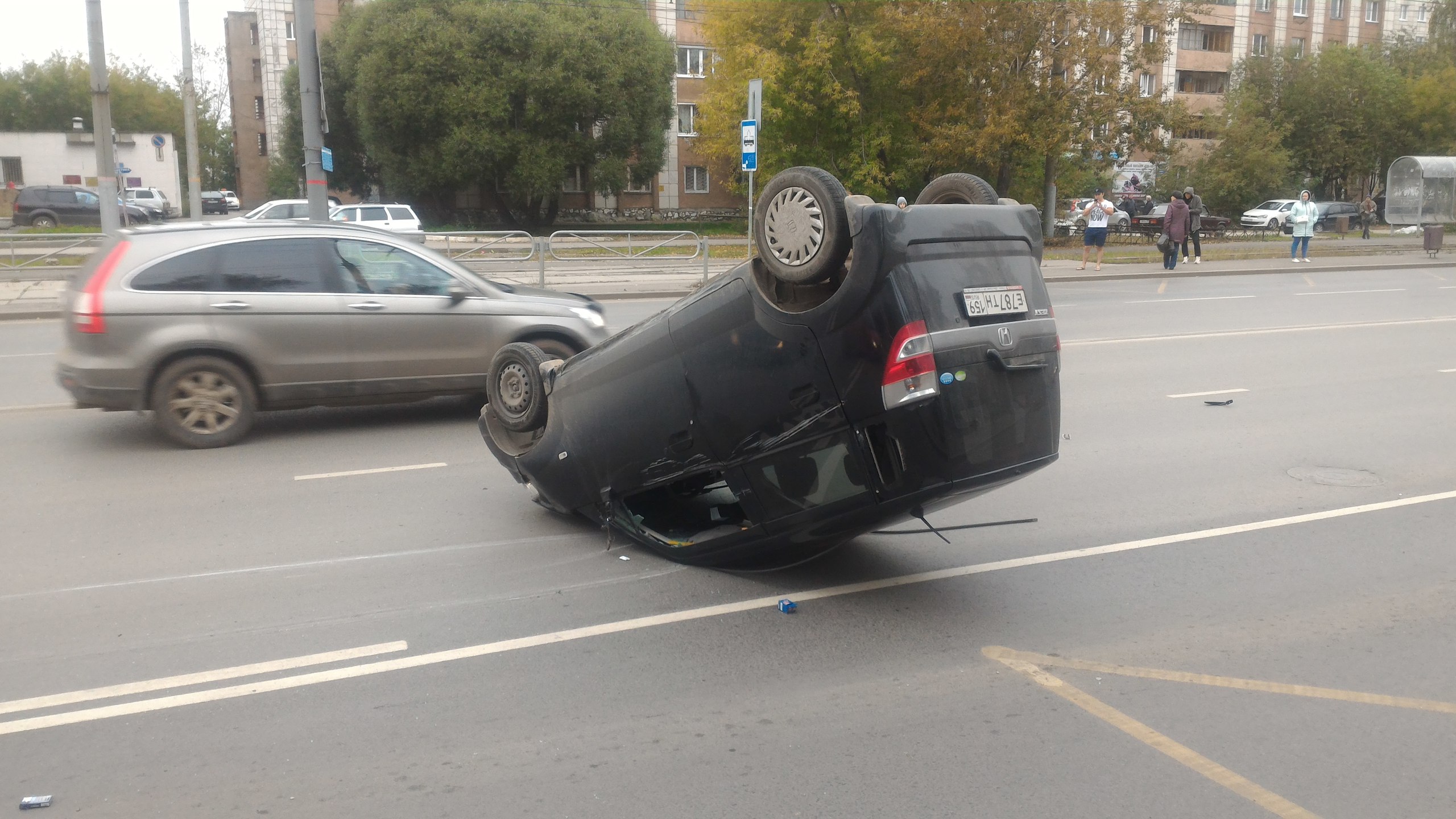 ФОТО! В Перми на Бульваре Гагарина перевернулся автомобиль | НОВОСТИ ПЕРМИ  | МОЙ ГОРОД - ПЕРМЬ! — Новости Перми