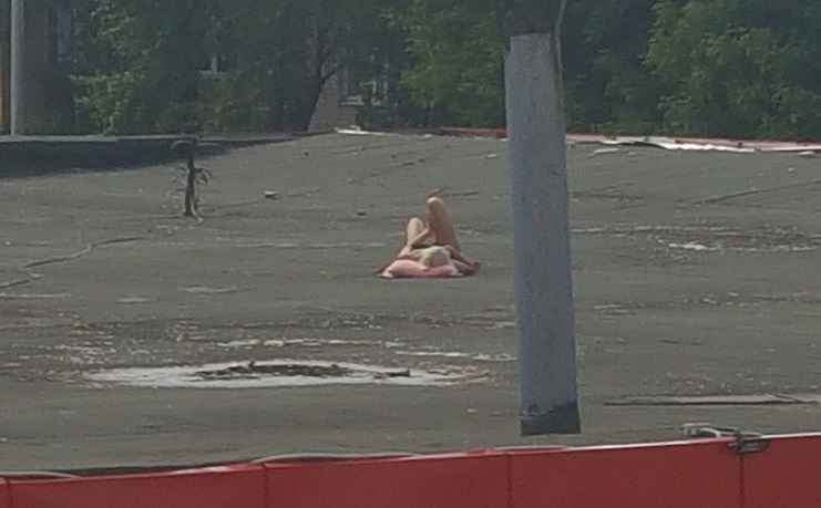 Загорает на крыше. Пермь
